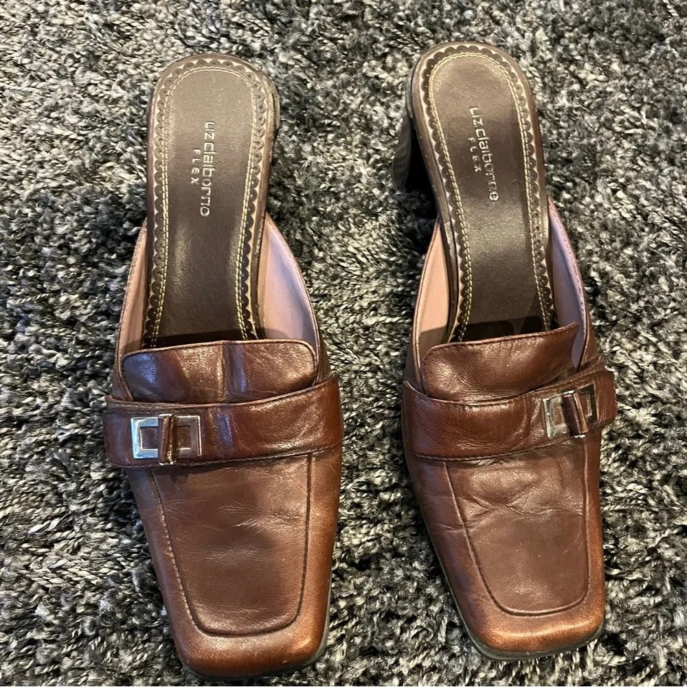 🤎LIZ CLAIBORNE BROWN LEATHER MULES WITH KITTEN HEEL SIZE 8.5🤎 - Picture 2 of 6